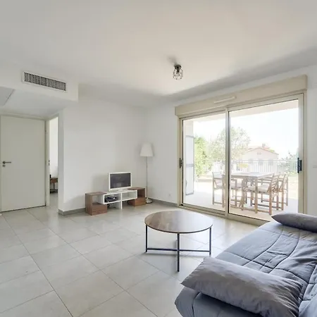 Lovely 1br With Garden, Private Parking & Sea View アパート