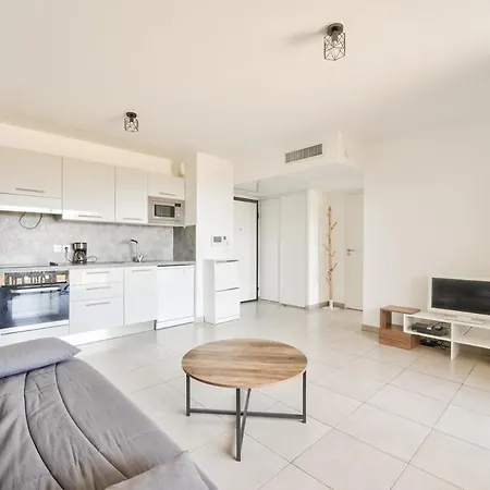 Lovely 1br With Garden, Private Parking & Sea View Apartman *