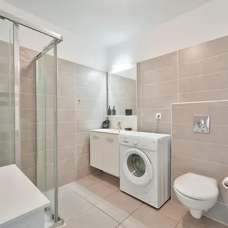 Apartman Lovely 1br With Garden, Private Parking & Sea View *