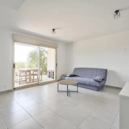 Lovely 1br With Garden, Private Parking & Sea View