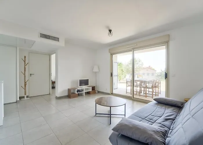 Lovely 1br With Garden, Private Parking & Sea View アパート