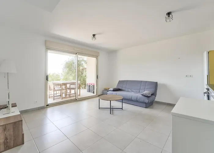 Lovely 1br With Garden, Private Parking & Sea View