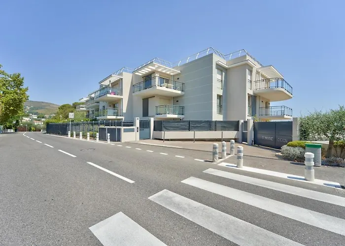 Lovely 1br With Garden, Private Parking & Sea View アパート