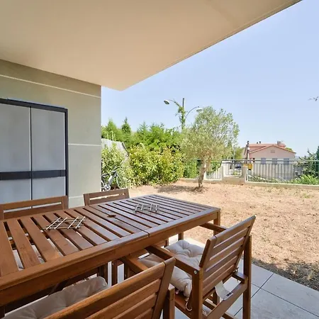 Lovely 1br With Garden, Private Parking & Sea View Lägenhet